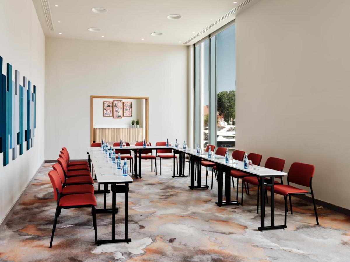 - Centre By Ihg Готель 4*
